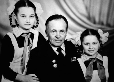 Иван Семенович с внучками